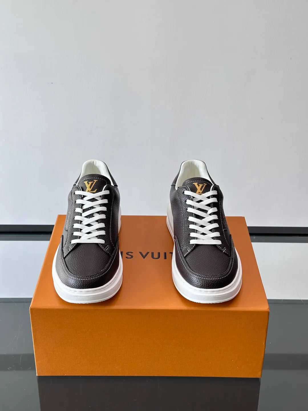 Men's men's shoes 💰p380 "＊OUIS ＊UITTO＊" casual sneakers, made of high-quality cowhide grain leather, with black laces, simple and high-end! LV Logo + classic Monogram lines on the side of the shoe, full of details✨. The rubber soles are wear-resistant and have strong traction, making them suitable for daily commuting and leisure. The shoe last fits the shape of the foot, making it comfortable to wear and not tiring after long walks. It is extremely versatile and can be easily worn with jeans or casual pants. It is a must-have item for men's fashion! 🖤 ​​size：38-44